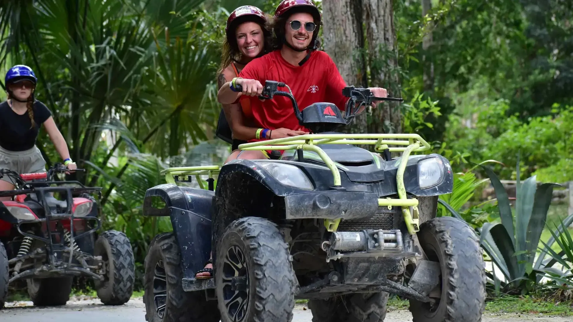 Pareja en ATV
