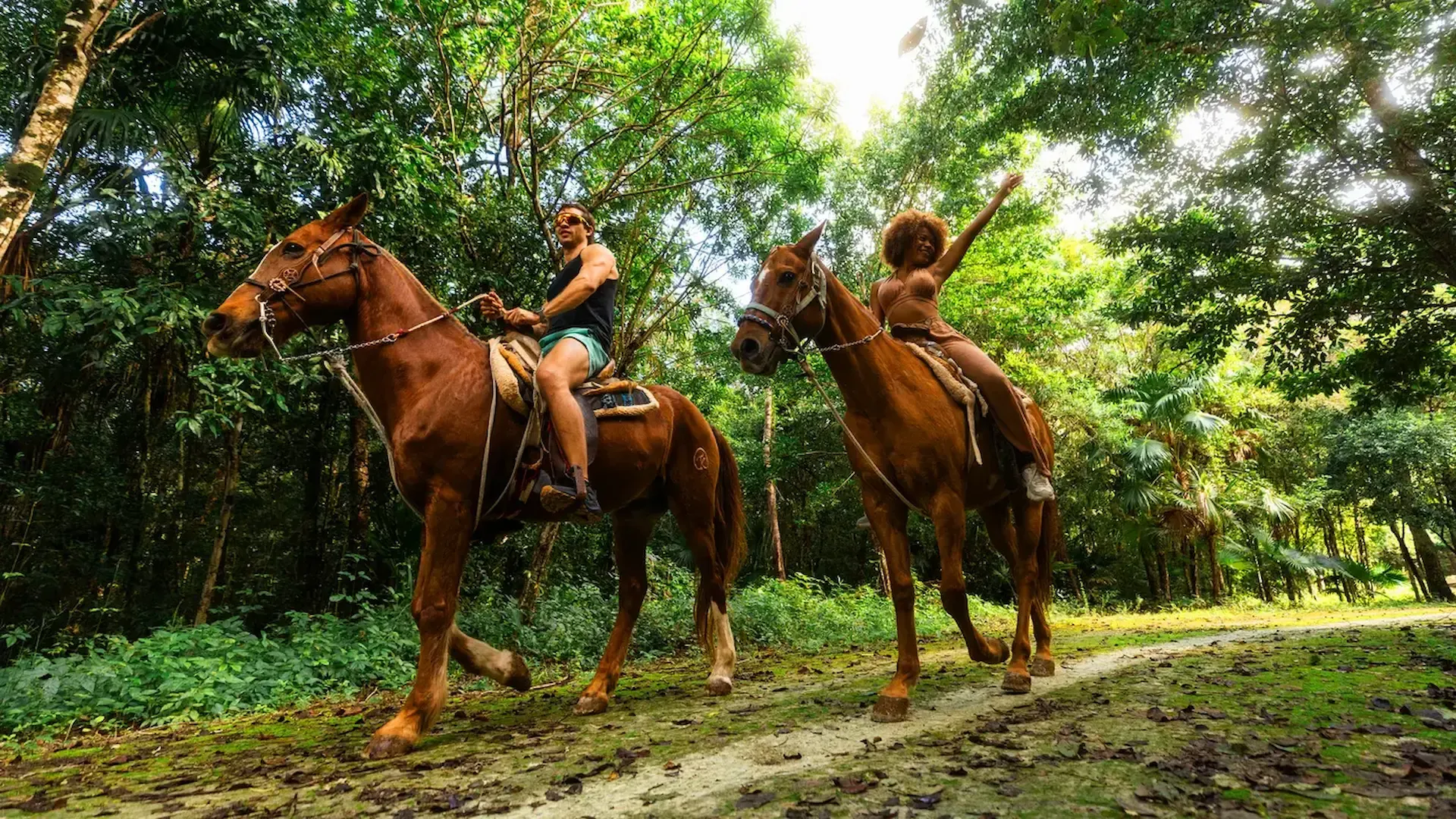 Persona cabalgando en un caballo.