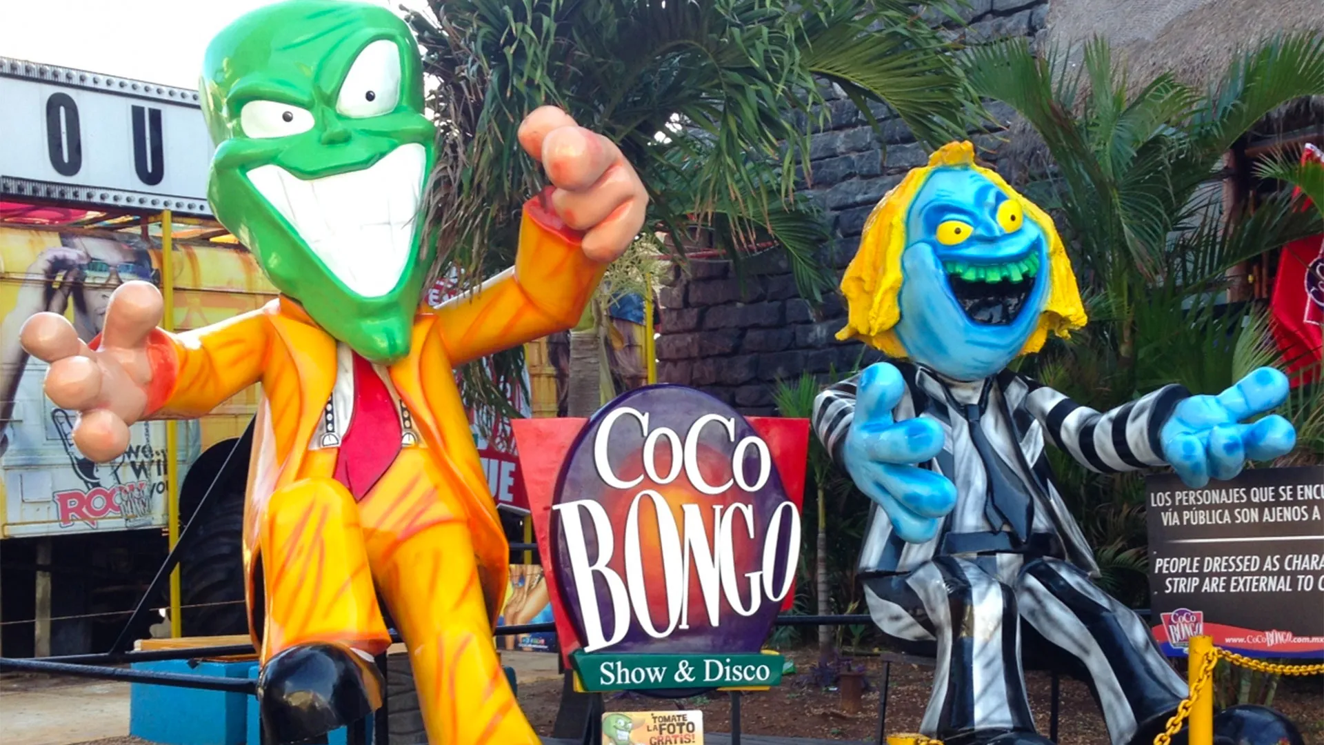 Personajes del show de Coco Bongo sobre el escenario