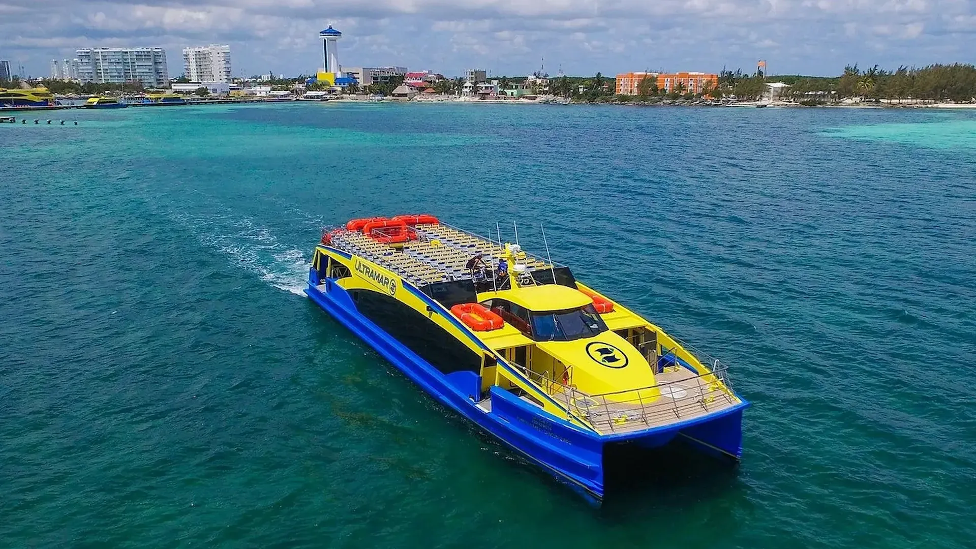 Ferry Ultramar navegando frente a la costa de Isla Mujeres