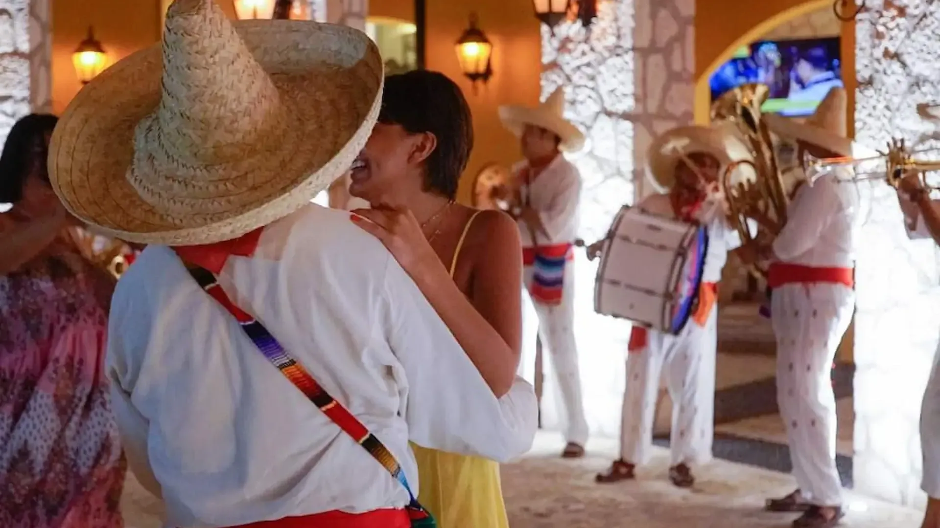 Visitantes participando en la fiesta con música tradicional en vivo