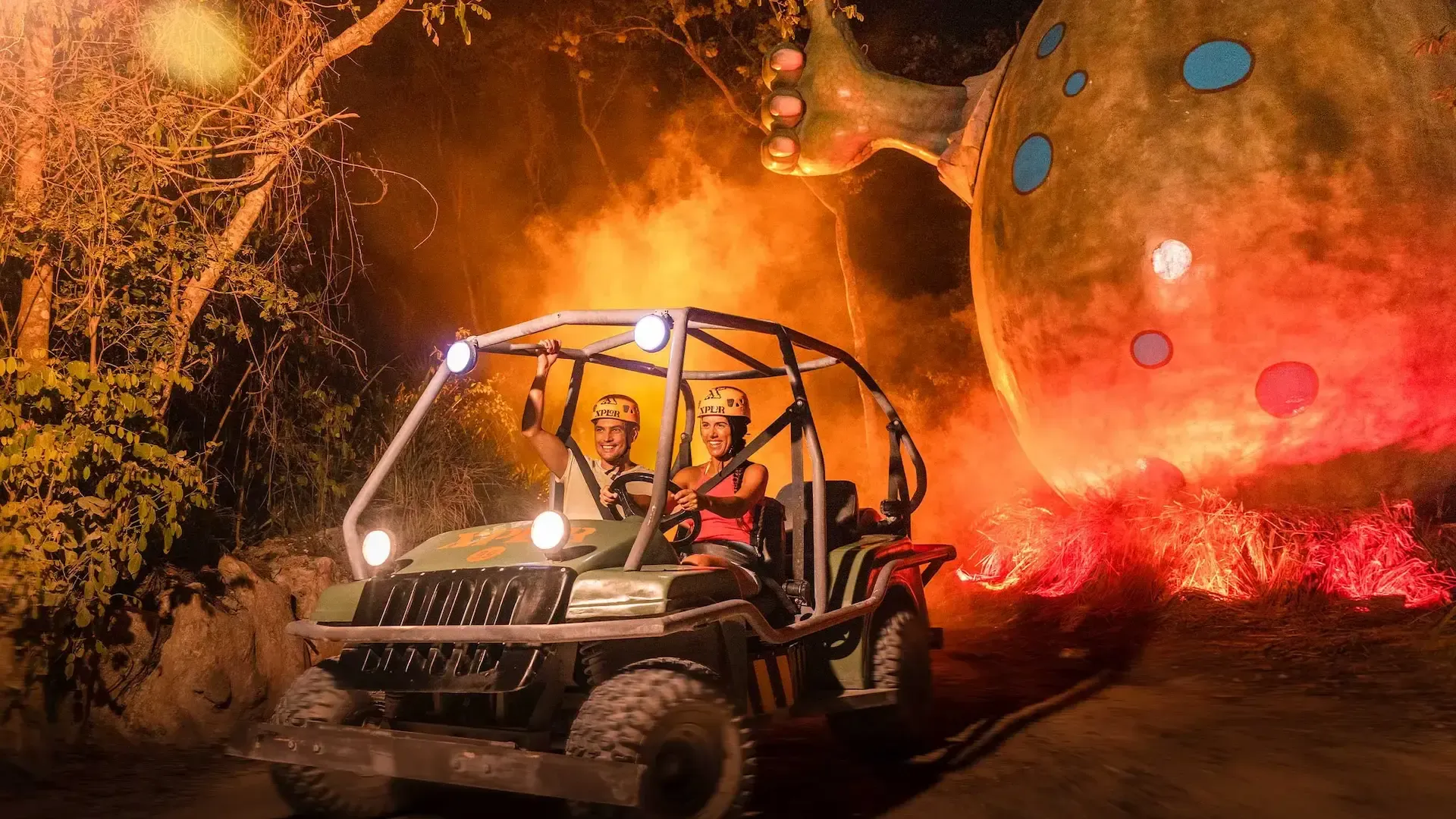 Pareja conduciendo un vehículo anfibio durante Xplor Fuego