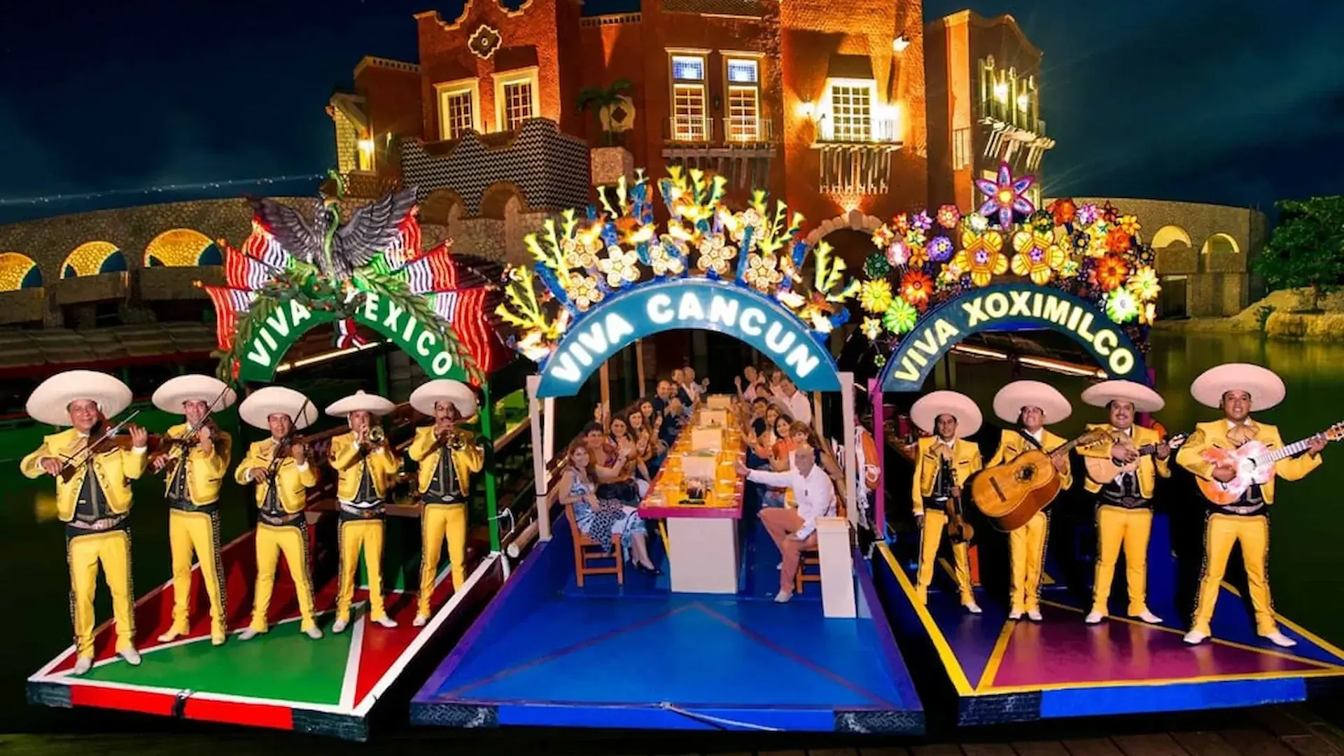 Escenario iluminado de Xoxi Cancún rodeado por músicos de mariachi
