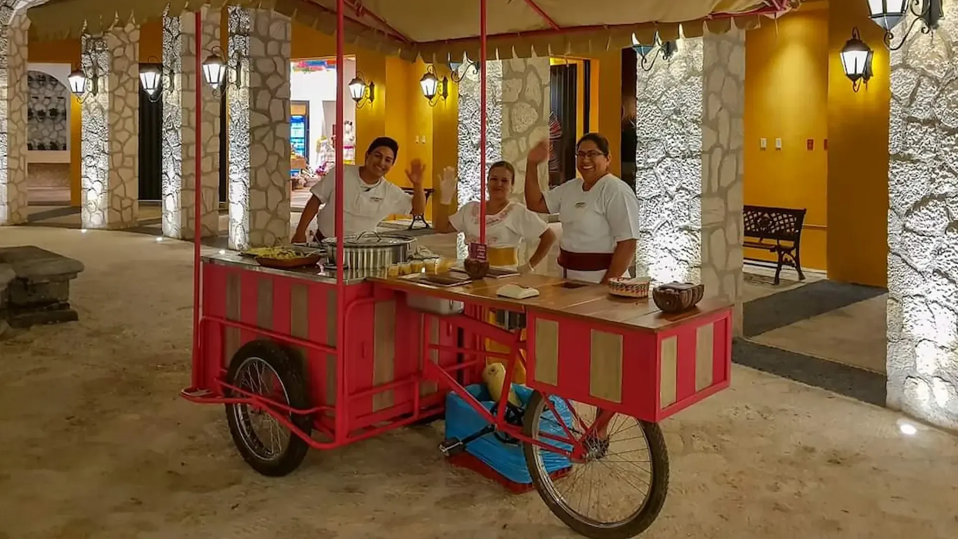 Puesto de kermés mexicana preparado para recibir visitantes en Xoxi Cancún