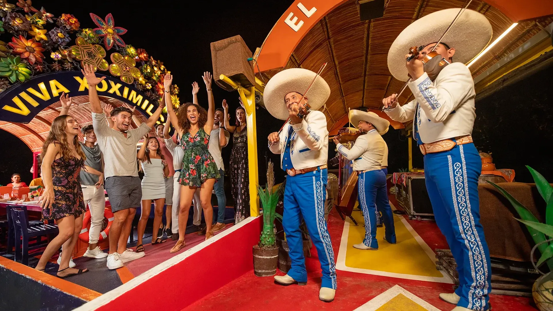 Visitante junto a músicos de mariachi durante la fiesta de Xoxi Cancún