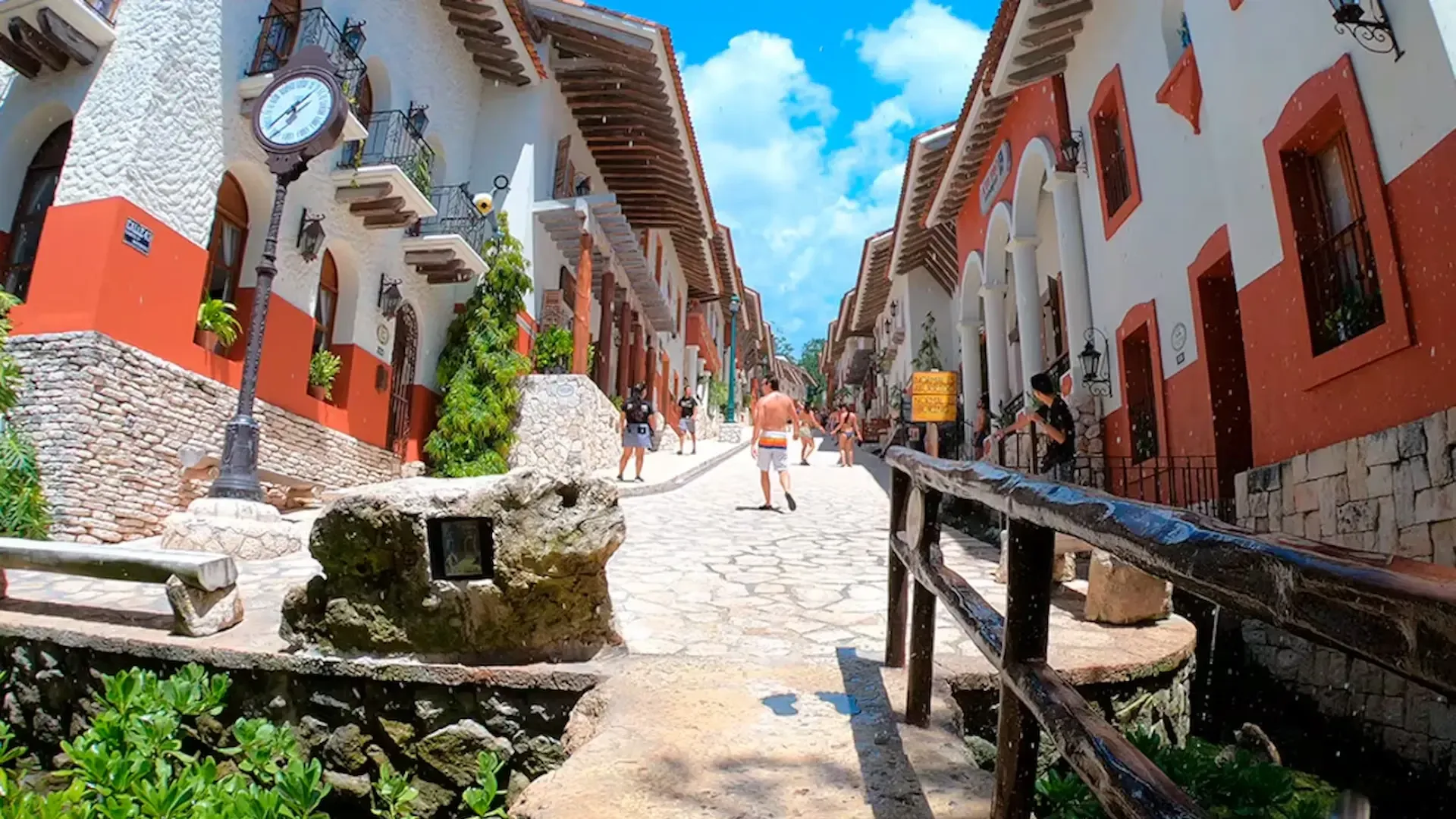 Calle inclinada con edificios blancos y rojos en el Pueblo Disparatado de Xenses