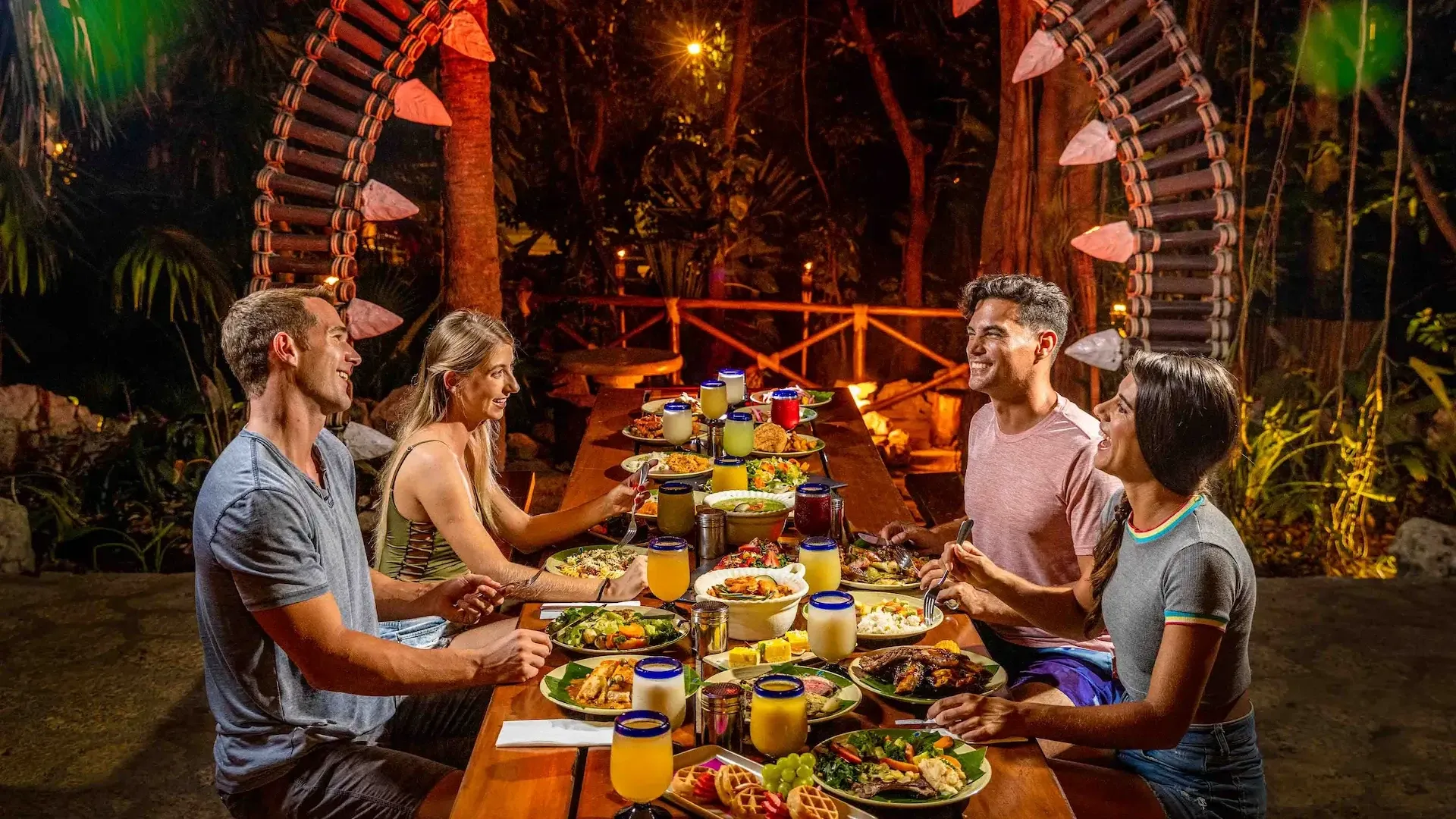 Grupo de visitantes disfrutando la cena buffet en el restaurante de Xplor Fuego