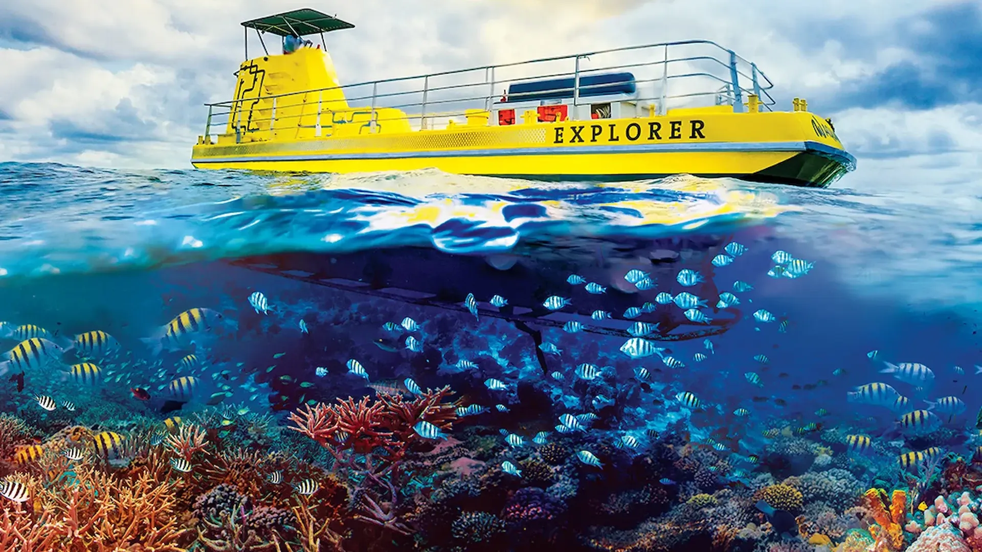 Embarcación amarilla SubSee Explorer sobre el arrecife de Cancún