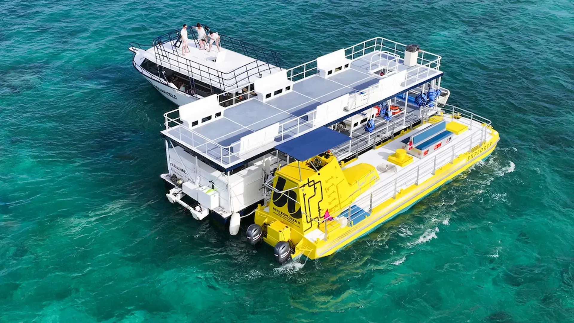 SubSee Explorer junto a una embarcación de traslado en el mar