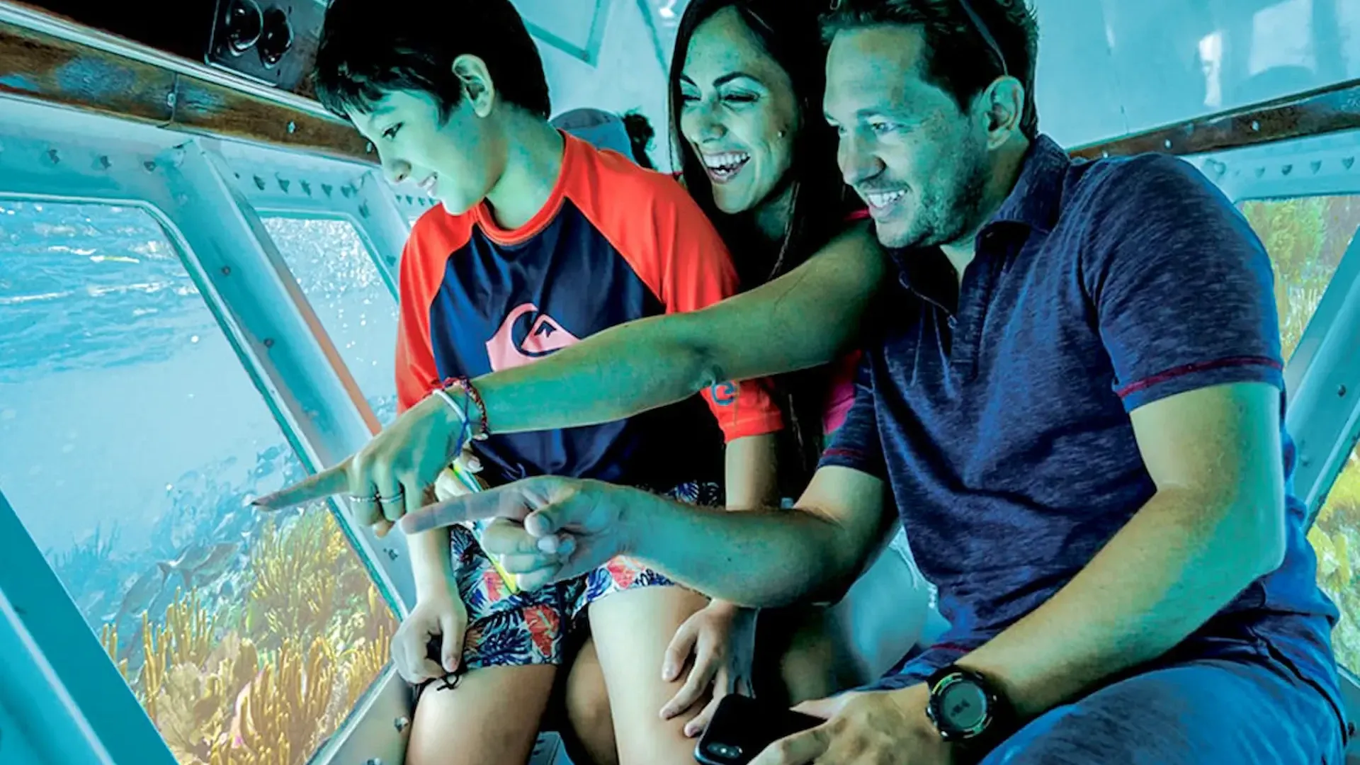 Familia observando el arrecife desde las ventanas submarinas