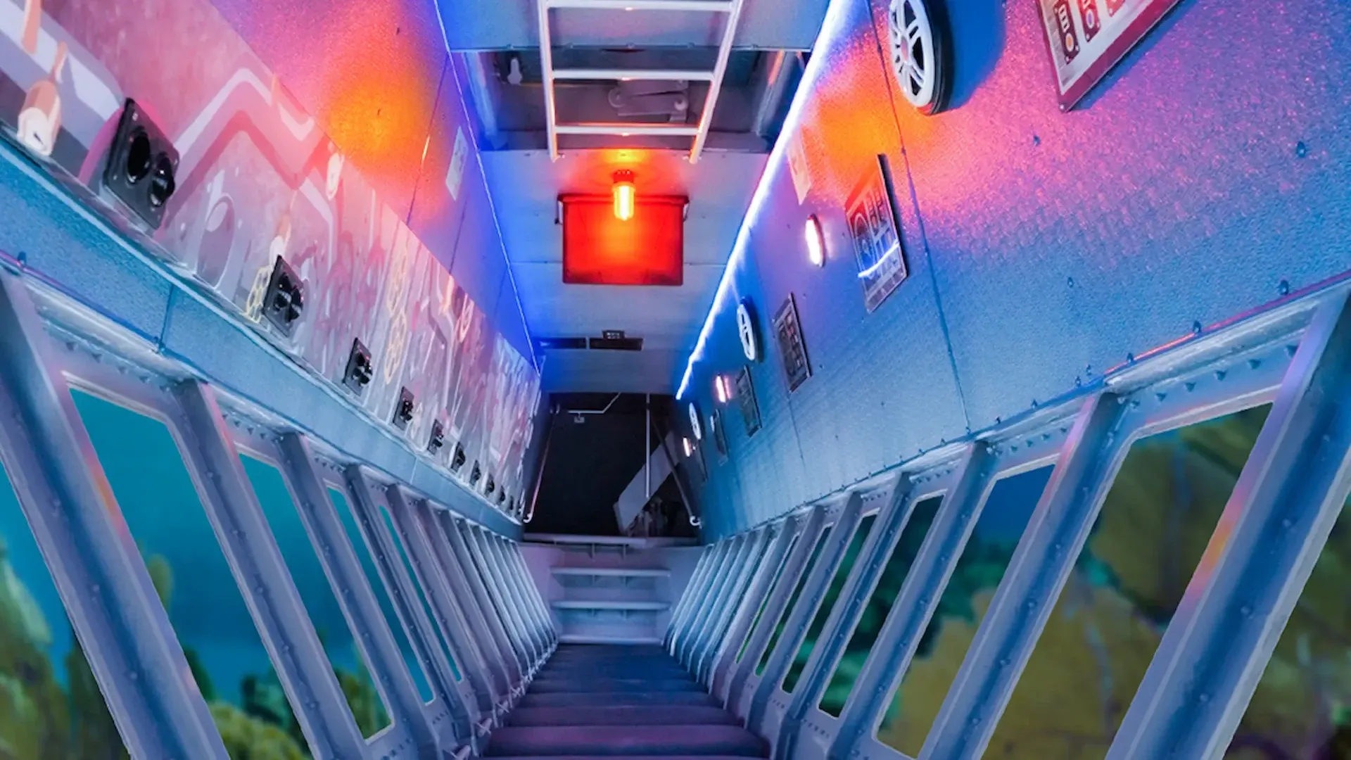 Interior del SubSee Explorer con ventanas de observación submarina