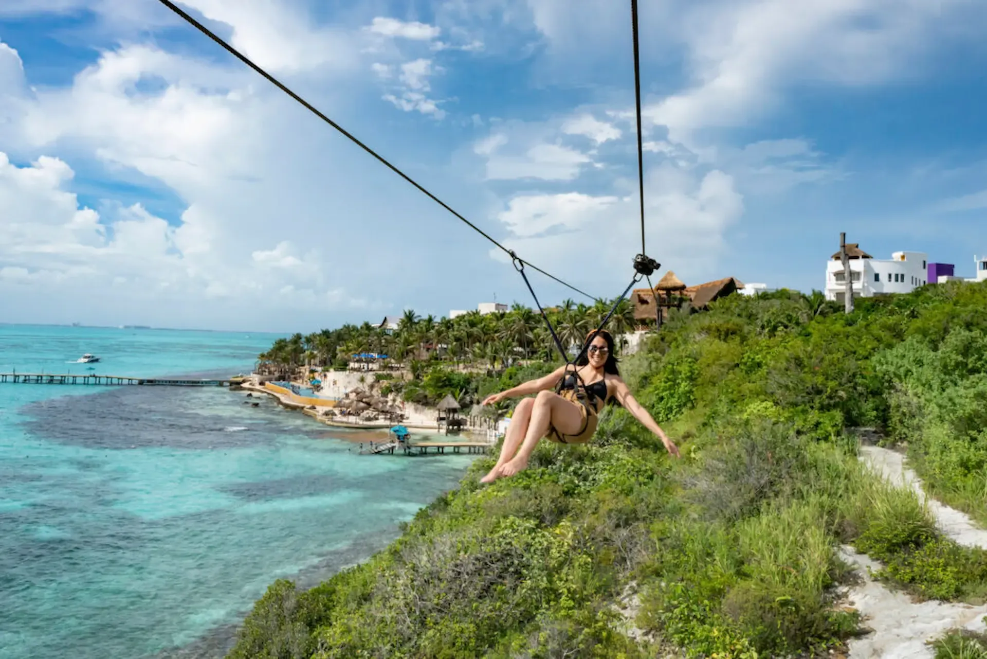 Recorrido de tirolesas en Parque Garrafón, Isla Mujeres