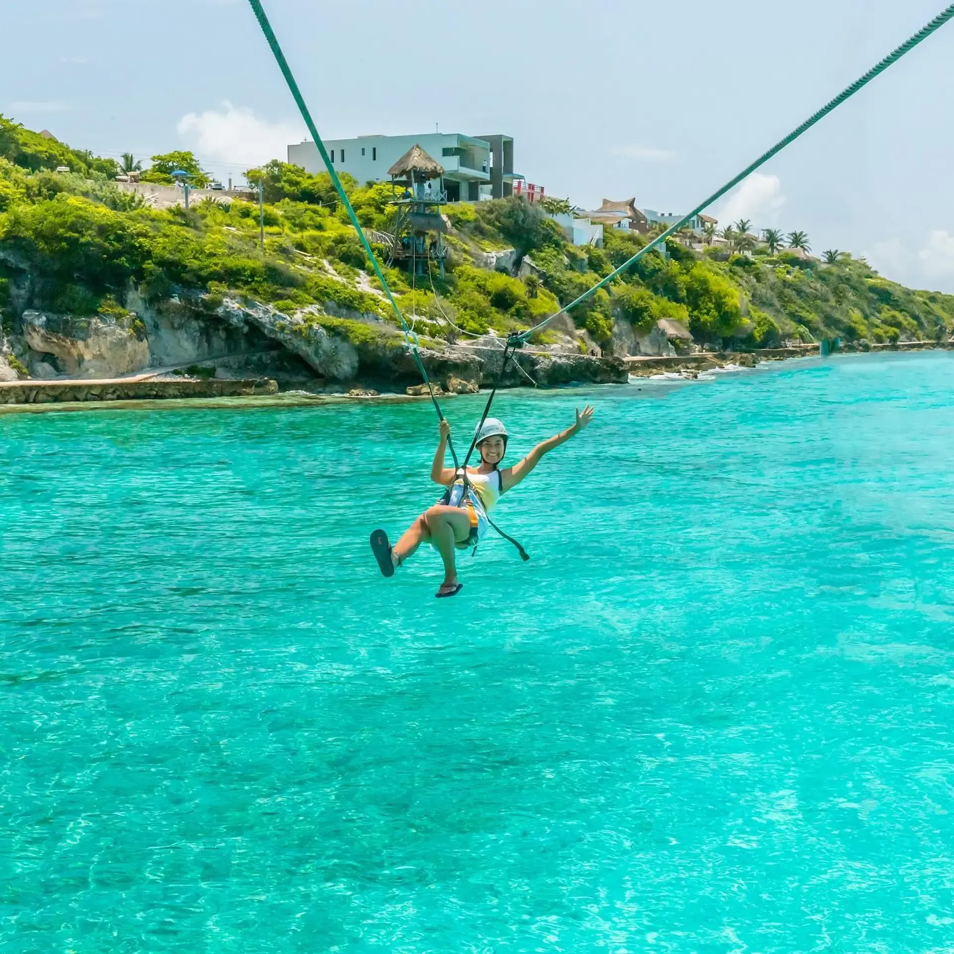 Experiencia de tirolesa en Parque Garrafón, Isla Mujeres