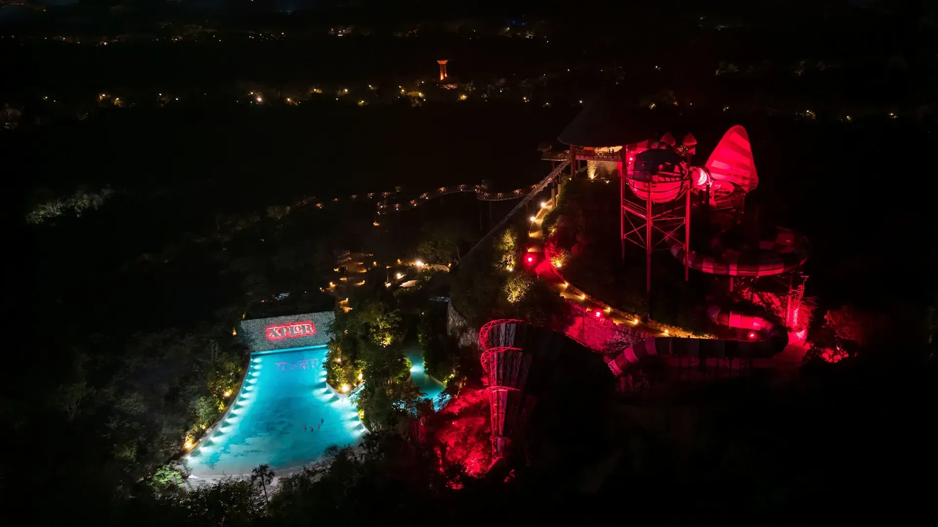 Vista nocturna del Toboganxote y sus instalaciones iluminadas en Xplor Fuego