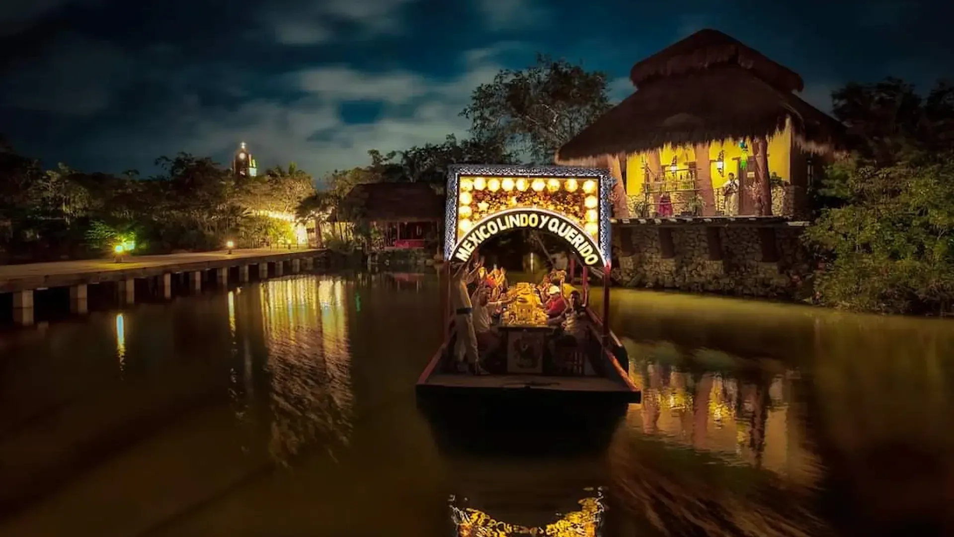 Trajinera navegando de noche por los canales de Xoxi Cancún