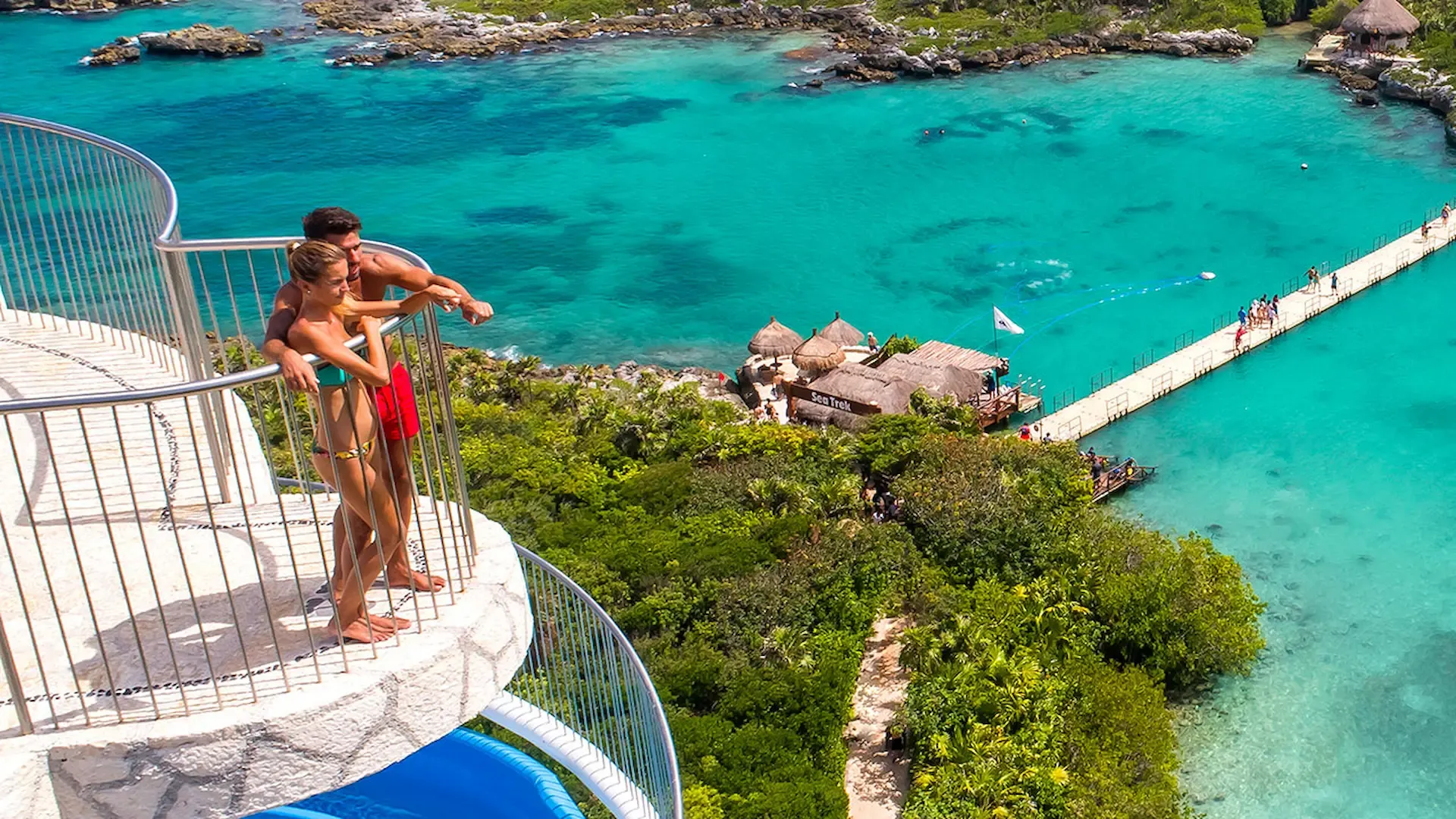 Pareja observando la caleta de Xel-Há desde lo alto del Faro Mirador